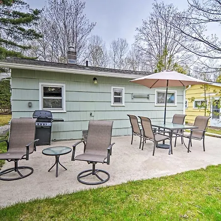 Charlevoix Cabin With Patio And Grill - Steps To Lake!